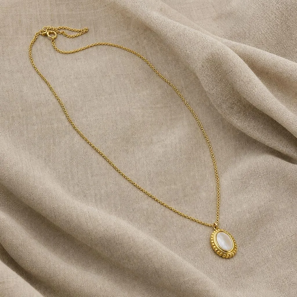 Phoxel result for a gold pendant necklace, 2 of 4, generated from the source photos